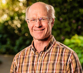 headshot of Larry Becker